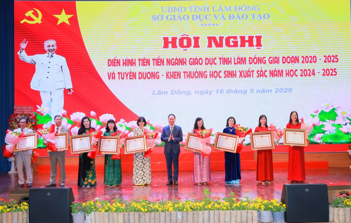 Tôn vinh 250 “hoa thắm” viết tiếp trang sử vàng ngành giáo dục Lâm Đồng