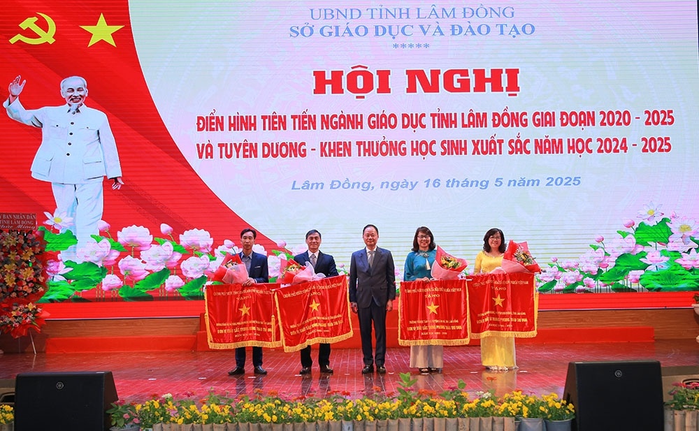 Tôn vinh 250 “hoa thắm” viết tiếp trang sử vàng ngành giáo dục Lâm Đồng