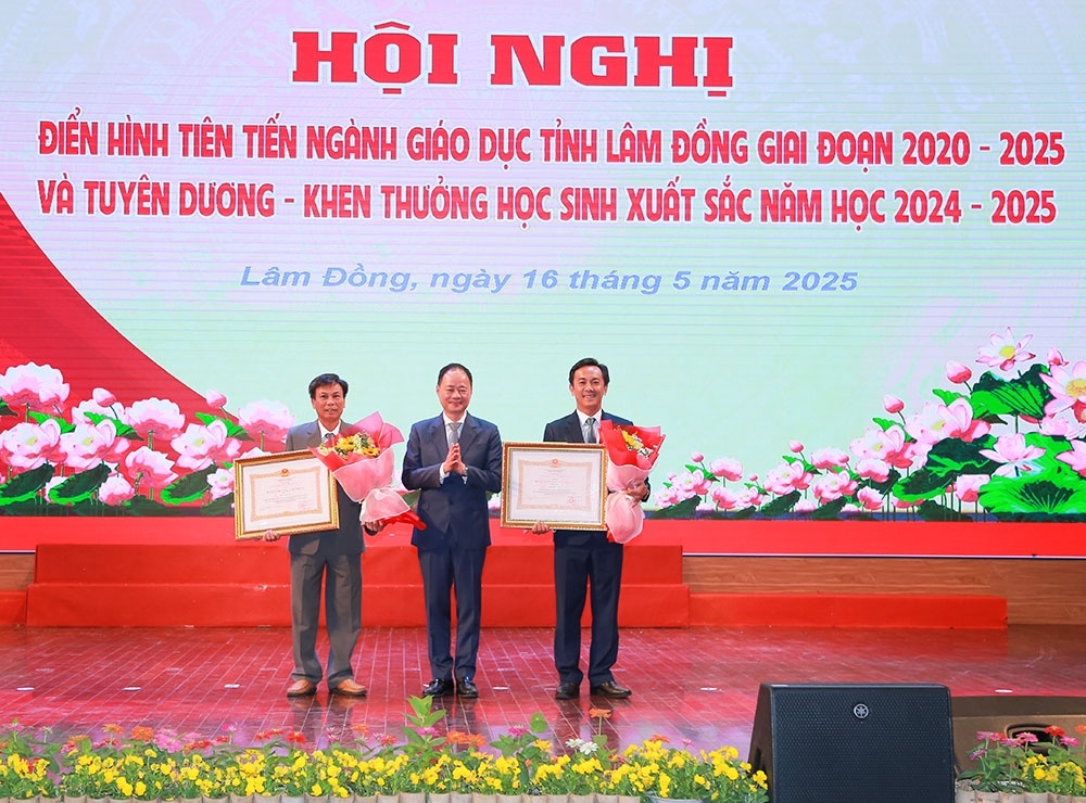Tôn vinh 250 “hoa thắm” viết tiếp trang sử vàng ngành giáo dục Lâm Đồng