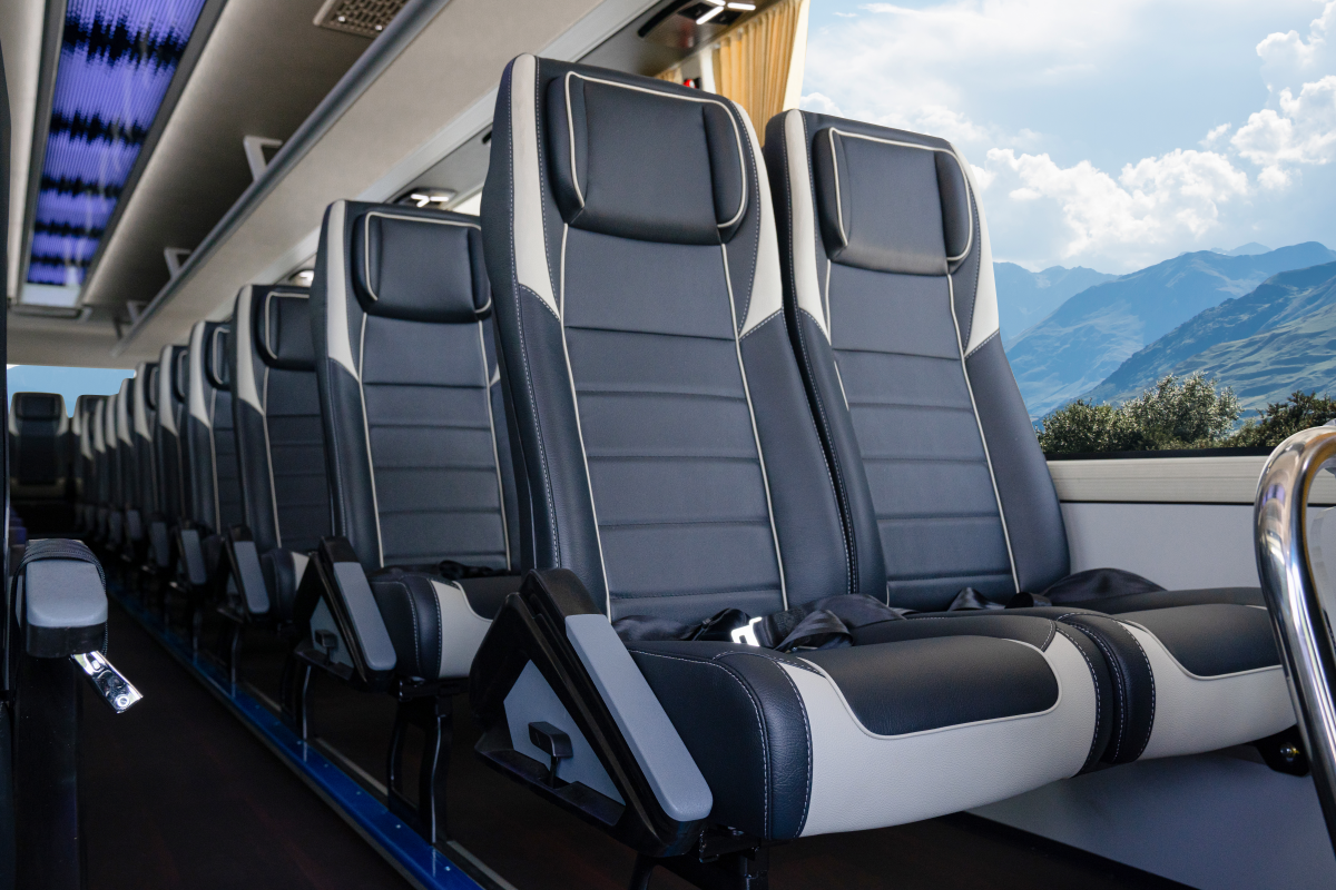 Ghế ngồi cao, được trang bị dây an toàn riêng biệt