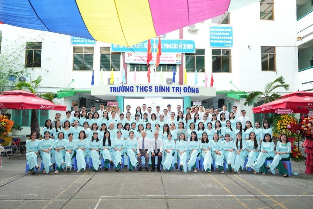 Công đoàn gắn bó, đồng hành – vì một ngôi trường hạnh phúc Công đoàn gắn bó, đồng hành – vì một ngôi trường hạnh phúc