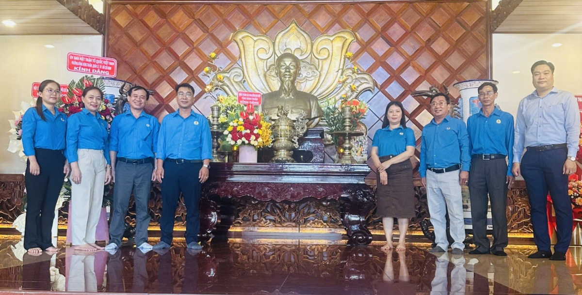 Ninh Thuận: Cán bộ công đoàn khu công nghiệp dâng hương tưởng nhớ Bác Ninh Thuận: Cán bộ công đoàn khu công nghiệp dâng hương tưởng nhớ Bác