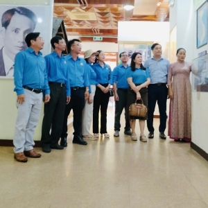 Ninh Thuận: Cán bộ công đoàn khu công nghiệp dâng hương tưởng nhớ Bác