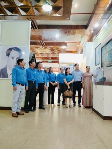 Ninh Thuận: Cán bộ công đoàn khu công nghiệp dâng hương tưởng nhớ Bác