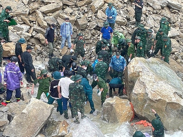 Các lực lượng thực hiện cứu hộ cứu nạn tại hiện trường vụ sạt lở  ẢNH: Công an TỈNH LAI CHÂU