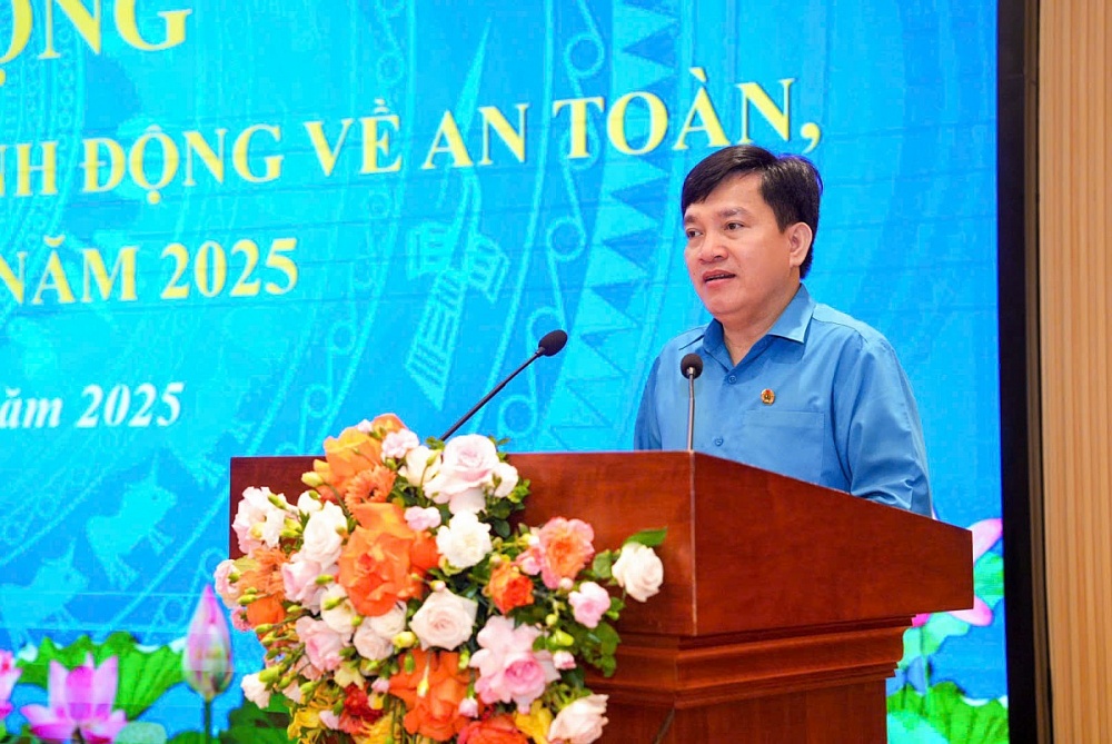 Đồng chí Nguyễn Xuân Hùng, Phó Chủ tịch Tổng liên đoàn Lao động Việt Nam phát biểu chỉ đạo  Hôm nay tôi rất vinh dự được thay mặt đoàn Chủ tịch Tổng liên đoàn Lao động Việt Nam dự lễ phát động tháng công nhân và tháng hành động về an toàn vệ sinh lao động ngành ngân hàng năm 2025. Ảnh: Vũ Hoàng Giáp