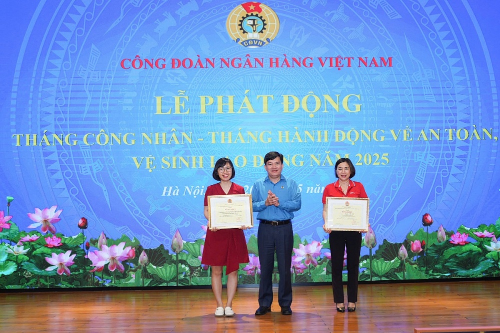 Đồng chí Nguyễn Xuân Hùng trao bằng khen cho các cá nhân cá nhân đạt giải cuộc thi trực tuyến tìm hiểu về ATVSLĐ năm 2025. Ảnh: Vũ Hoàng Giáp