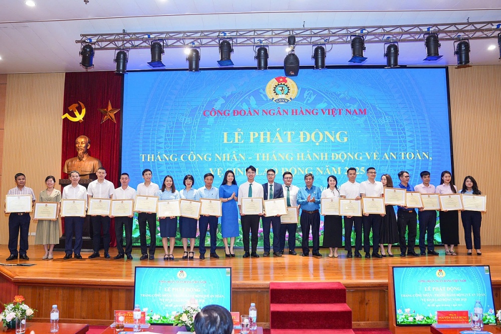 Trao giải cho các cho tập thể, cá nhân đạt giải cuộc thi trực tuyến tìm hiểu về ATVSLĐ năm 2025. Ảnh: Vũ Hoàng Giáp