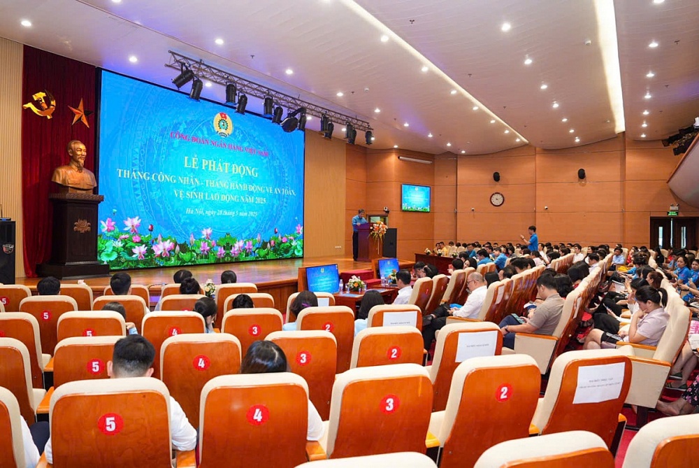 Phát động Tháng hành động về ATVSLĐ và Tháng Công nhân trong CNVCLĐ ngành Ngân hàng năm 2025. Ảnh: Vũ Hoàng Giáp