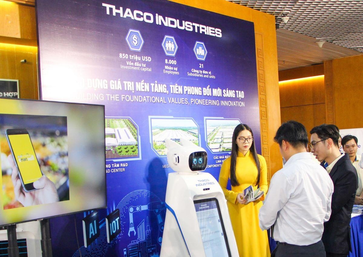 Robot có khả năng giao tiếp với con người của THACO INDUSTRIES tại Triển lãm  thành tựu KH&CN Thủ đô năm 2024