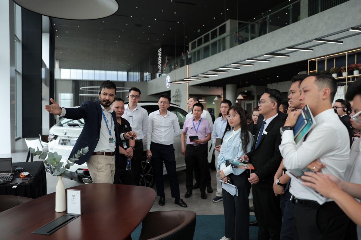Các chuyên gia đến từ BMW Asia trực tiếp hướng dẫn và đào tạo về công cụ kỹ thuật số tại Tổ hợp showroom BMW-MINI-BMW Motorrad Bình Dương