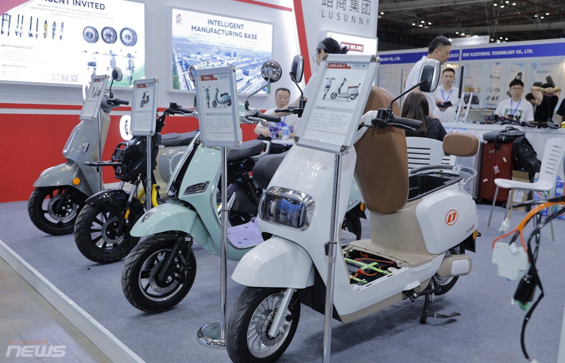 Triển lãm cũng ghi nhận sự xuất hiện của rất nhiều thương hiệu xe máy điện đến từ Trung Quốc, các doanh nghiệp này chủ yếu tham dò thị trường và tìm kiếm đối tác phân phối tại Việt Nam.