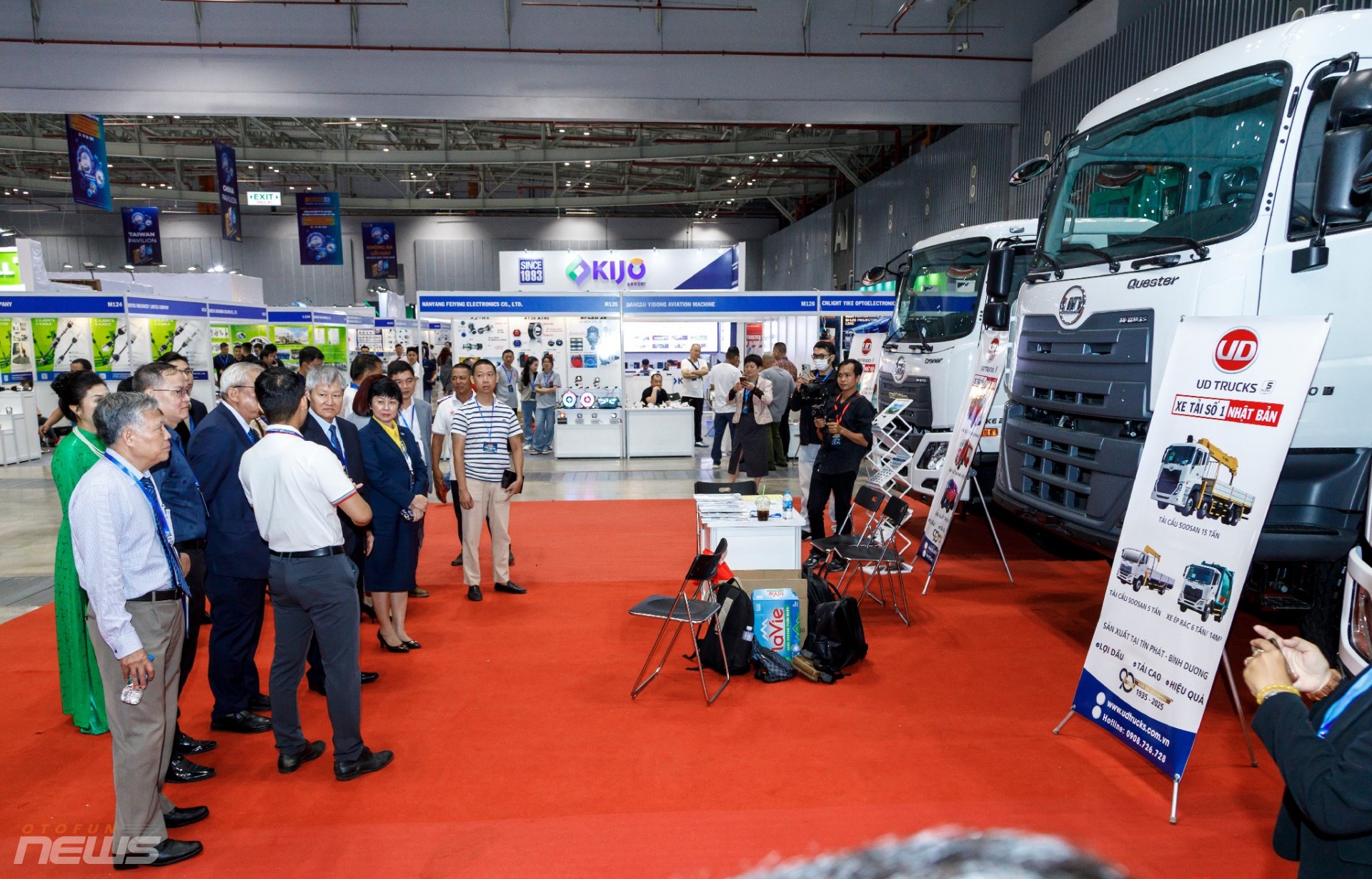 Các thiết bị xây dựng nặng, máy xúc, cần cẩu và xe tải công trình từ nhiều thương hiệu quốc tế tạo nên điểm nhấn kỹ thuật trong triển lãm Cons & Trans.