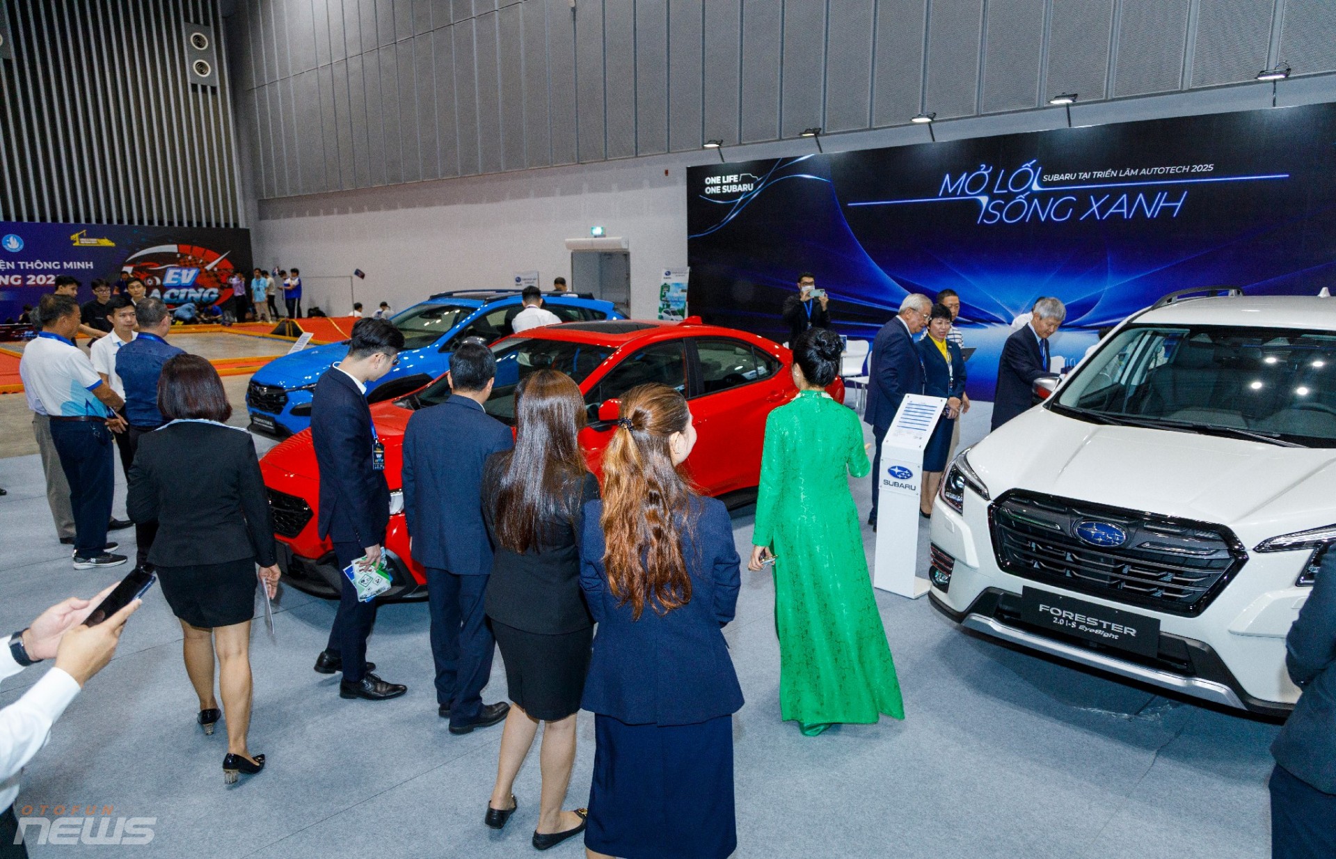 Khu vực trưng bày xe điện và xe hơi công nghệ cao tại Autotech 2025. Các thương hiệu Subaru, VEAM, và các hãng linh kiện trưng bày những sản phẩm mới nhất.