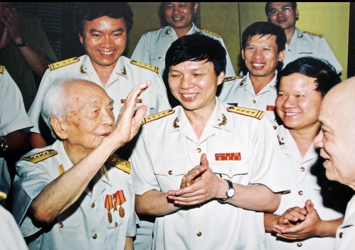 Ngọn bút, đời người và lý tưởng không đổi