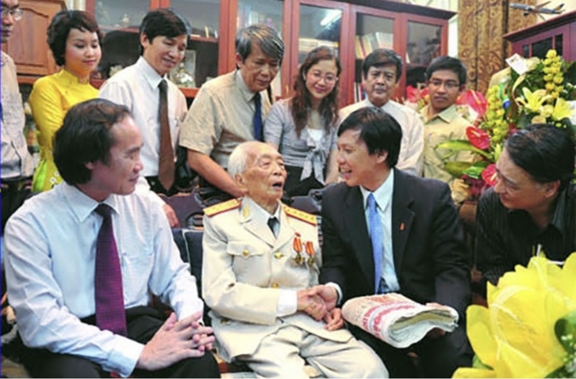 Ngọn bút, đời người và lý tưởng không đổi