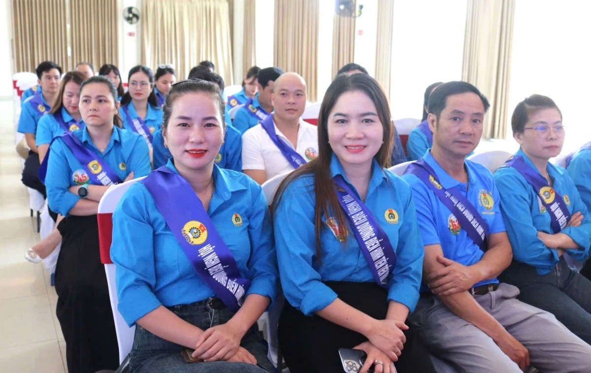 Công nhân được thưởng nóng, tăng lương nhờ sáng kiến làm lợi cho doanh nghiệp Công nhân được thưởng nóng, tăng lương nhờ sáng kiến làm lợi cho doanh nghiệp