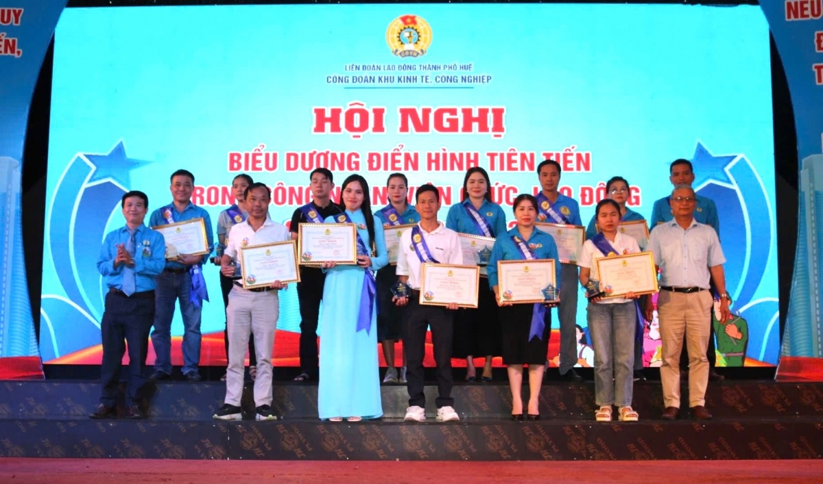 Công nhân được thưởng nóng, tăng lương nhờ sáng kiến làm lợi cho doanh nghiệp Công nhân được thưởng nóng, tăng lương nhờ sáng kiến làm lợi cho doanh nghiệp