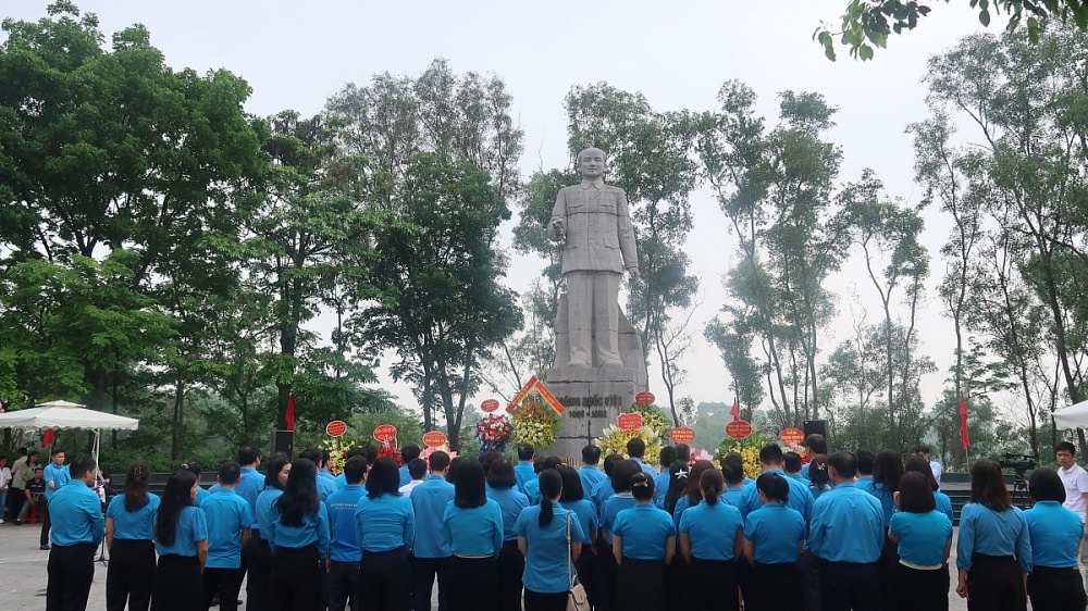 Tổng LĐLĐVN dâng hương tưởng niệm đồng chí Hoàng Quốc Việt Tổng LĐLĐVN dâng hương tưởng niệm đồng chí Hoàng Quốc Việt