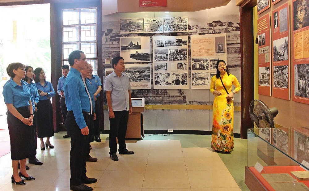 Tổng LĐLĐVN dâng hương tưởng niệm đồng chí Hoàng Quốc Việt Tổng LĐLĐVN dâng hương tưởng niệm đồng chí Hoàng Quốc Việt