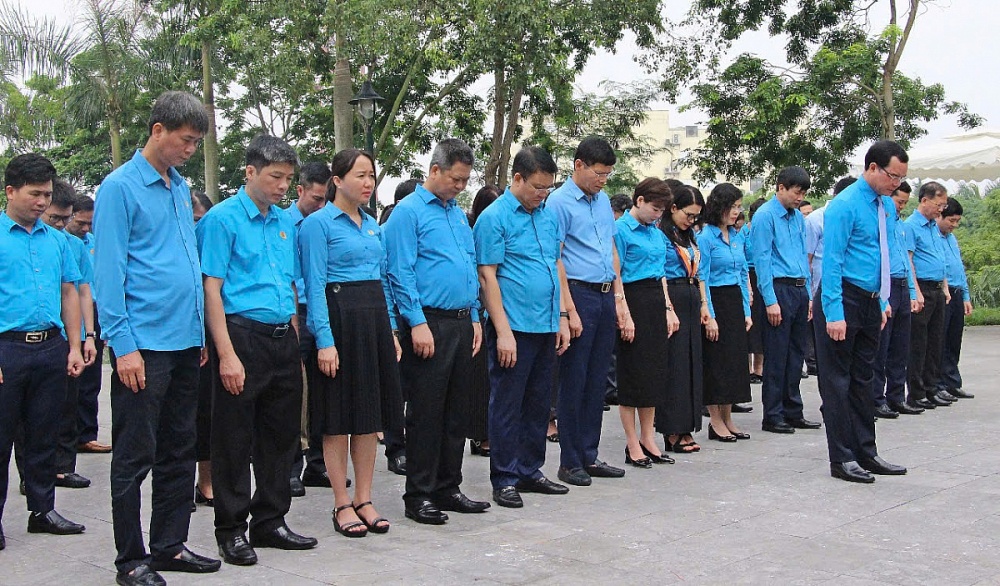 Tổng LĐLĐVN dâng hương tưởng niệm đồng chí Hoàng Quốc Việt Tổng LĐLĐVN dâng hương tưởng niệm đồng chí Hoàng Quốc Việt