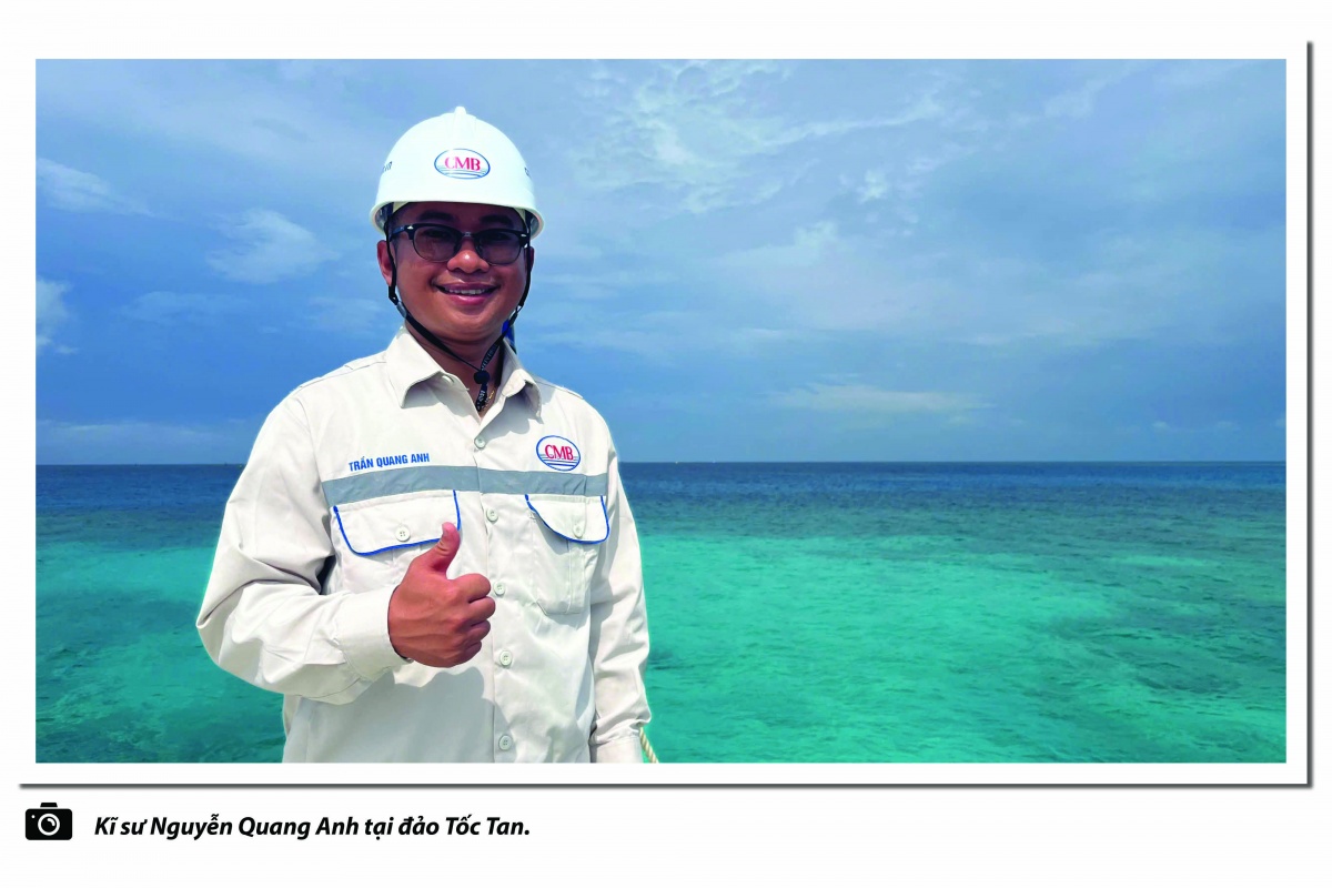 Những người “vác sóng” giữa trùng khơi