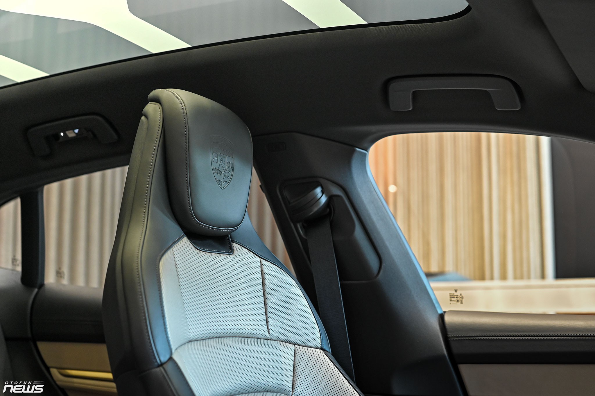 Chi tiết Porsche Taycan 4S Cross Turismo 2025 giá hơn 7 tỷ đồng