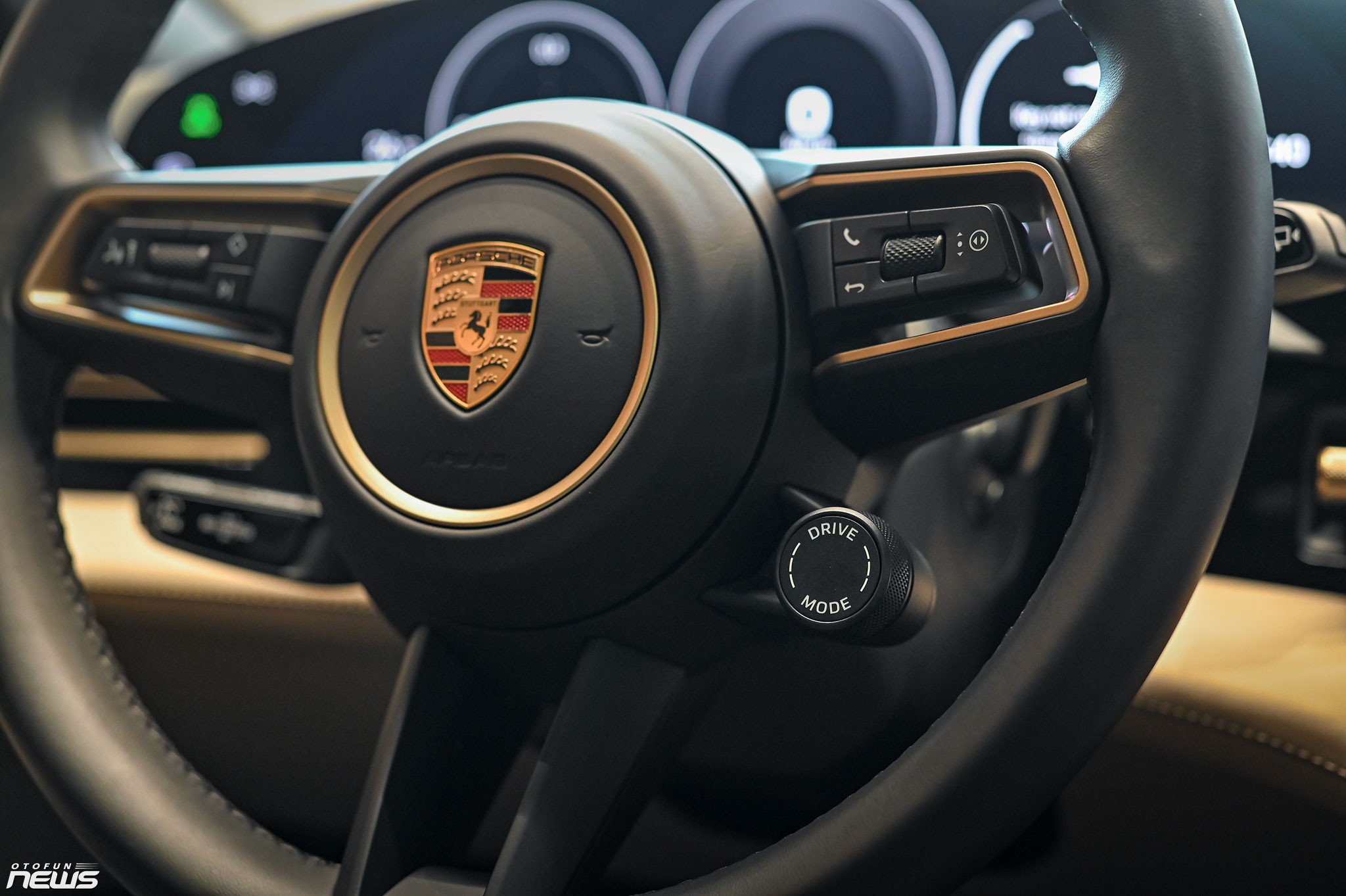 Chi tiết Porsche Taycan 4S Cross Turismo 2025 giá hơn 7 tỷ đồng