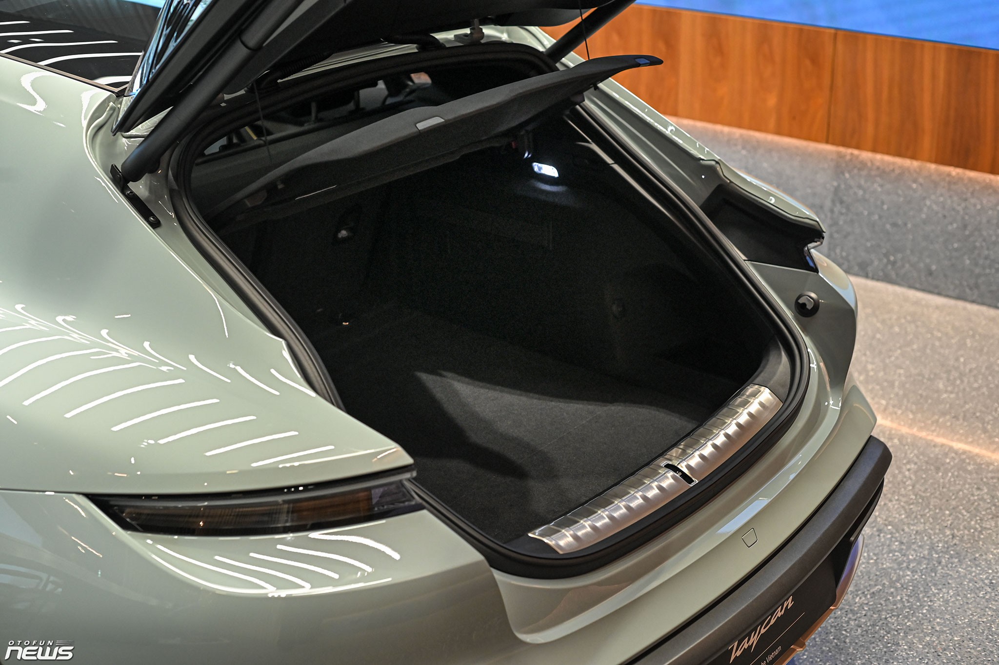 Chi tiết Porsche Taycan 4S Cross Turismo 2025 giá hơn 7 tỷ đồng