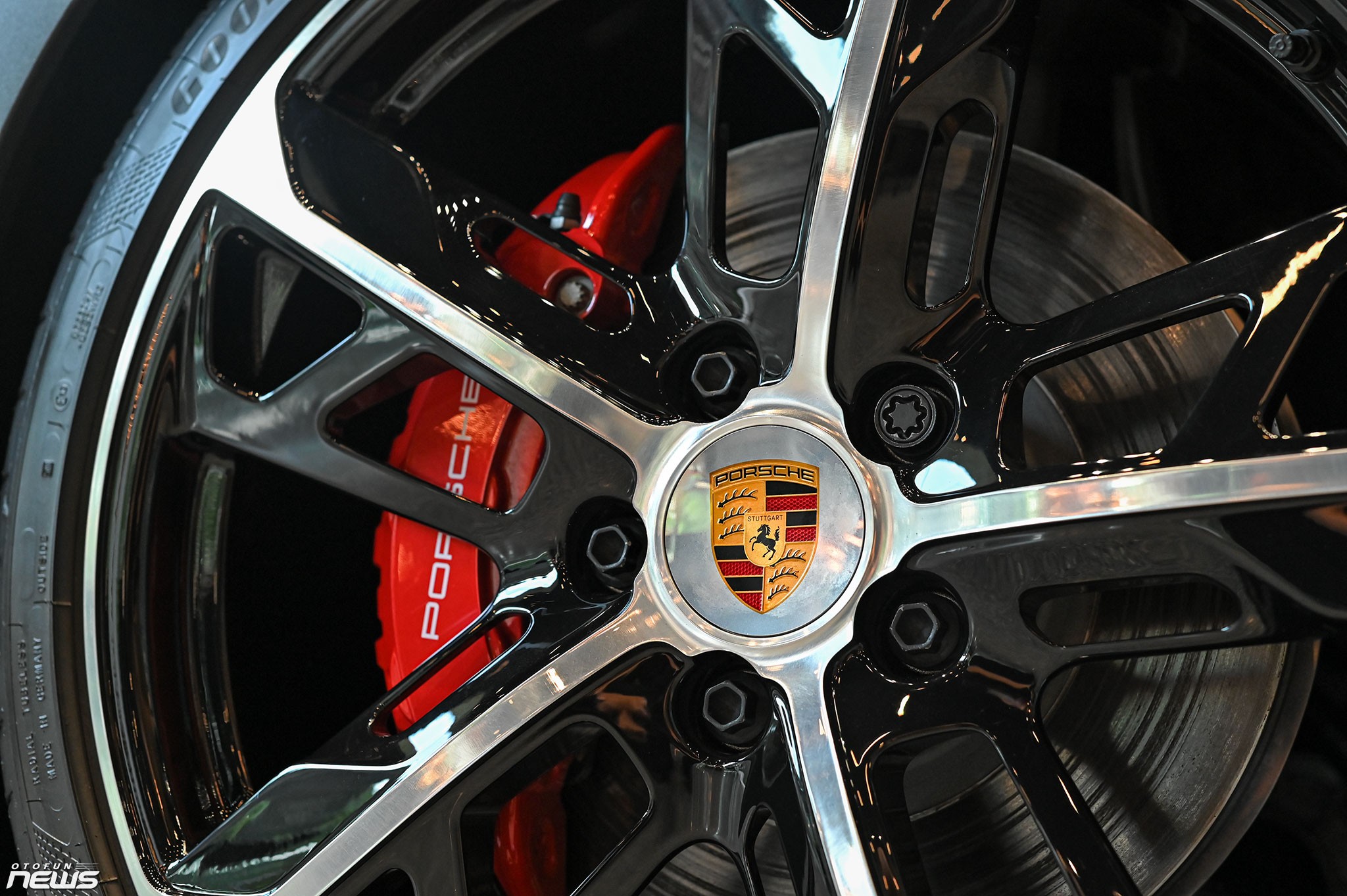 Chi tiết Porsche Taycan 4S Cross Turismo 2025 giá hơn 7 tỷ đồng