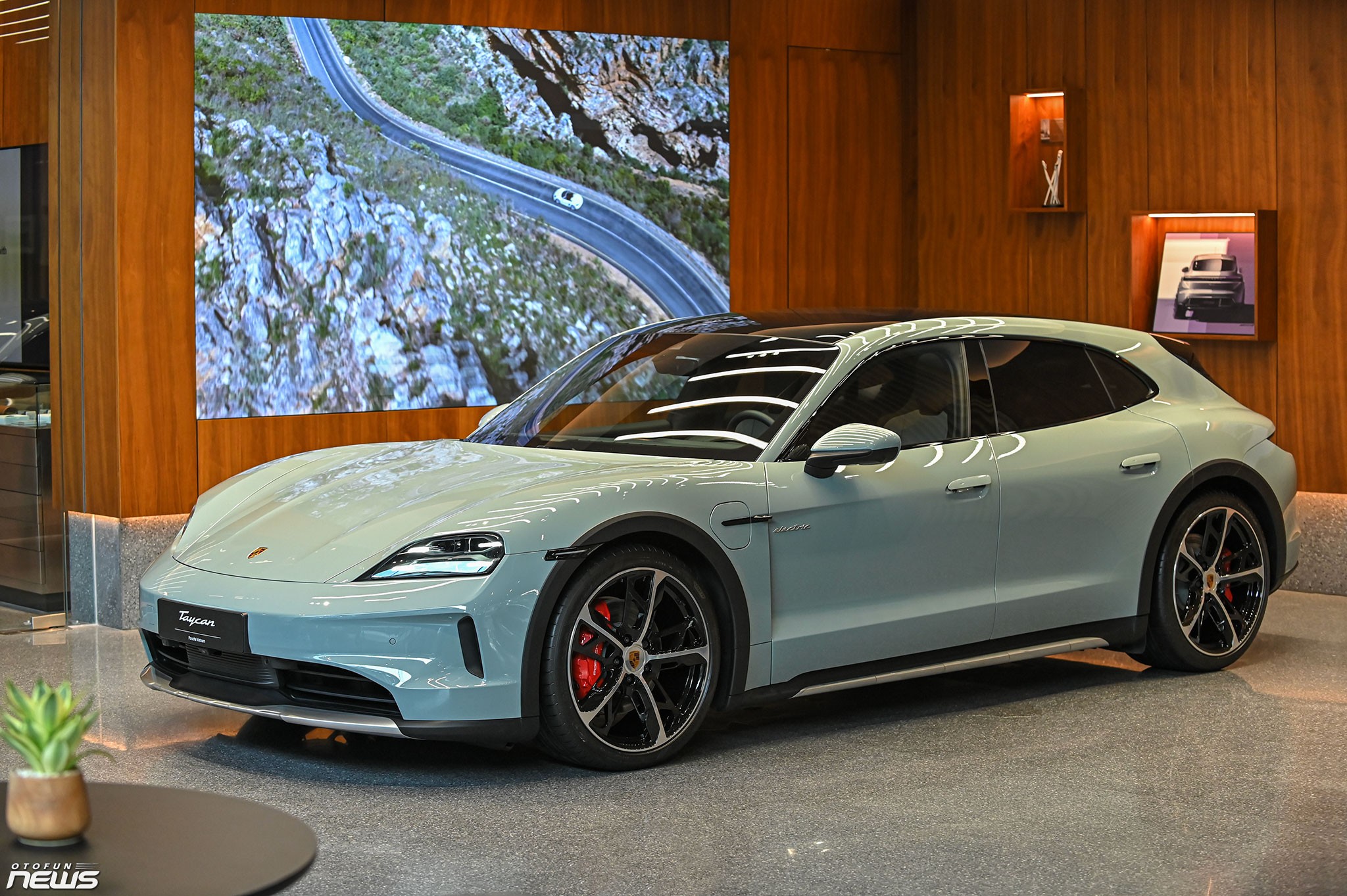 Chi tiết Porsche Taycan 4S Cross Turismo 2025 giá hơn 7 tỷ đồng