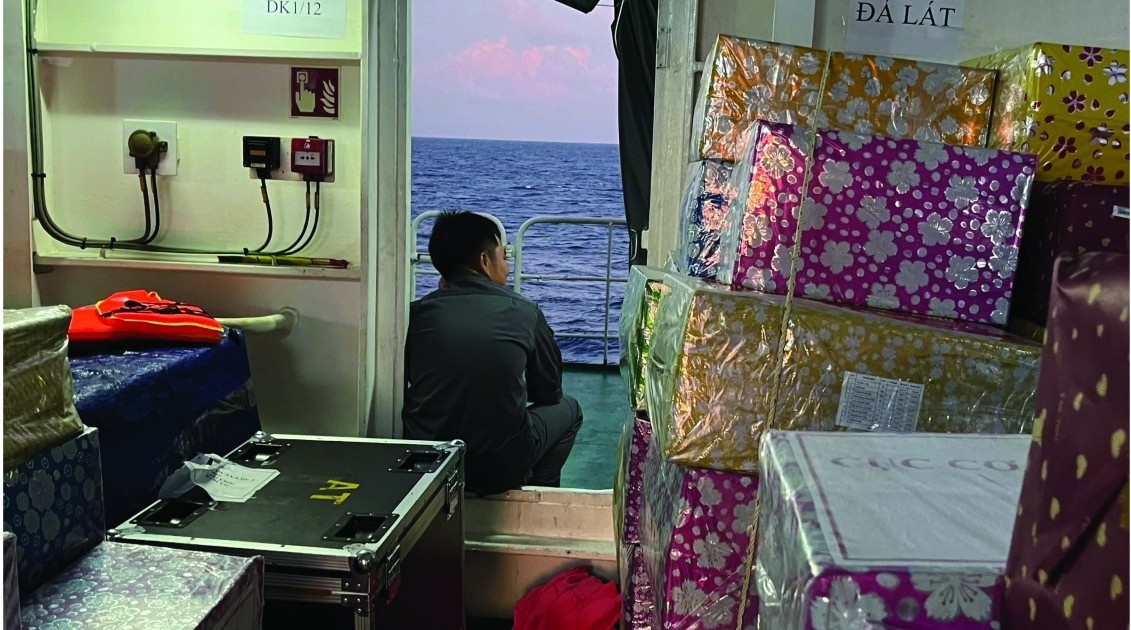 Những người “vác sóng” giữa trùng khơi