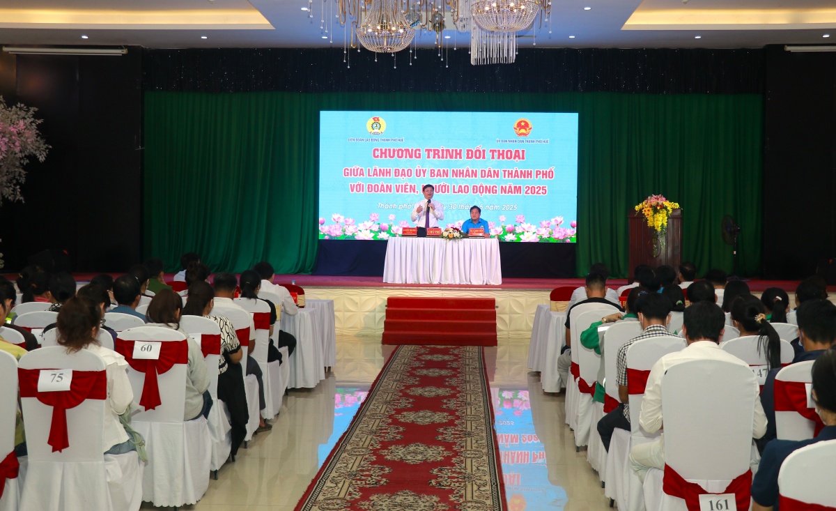 Công nhân đối thoại sôi nổi với lãnh đạo Thành phố Huế