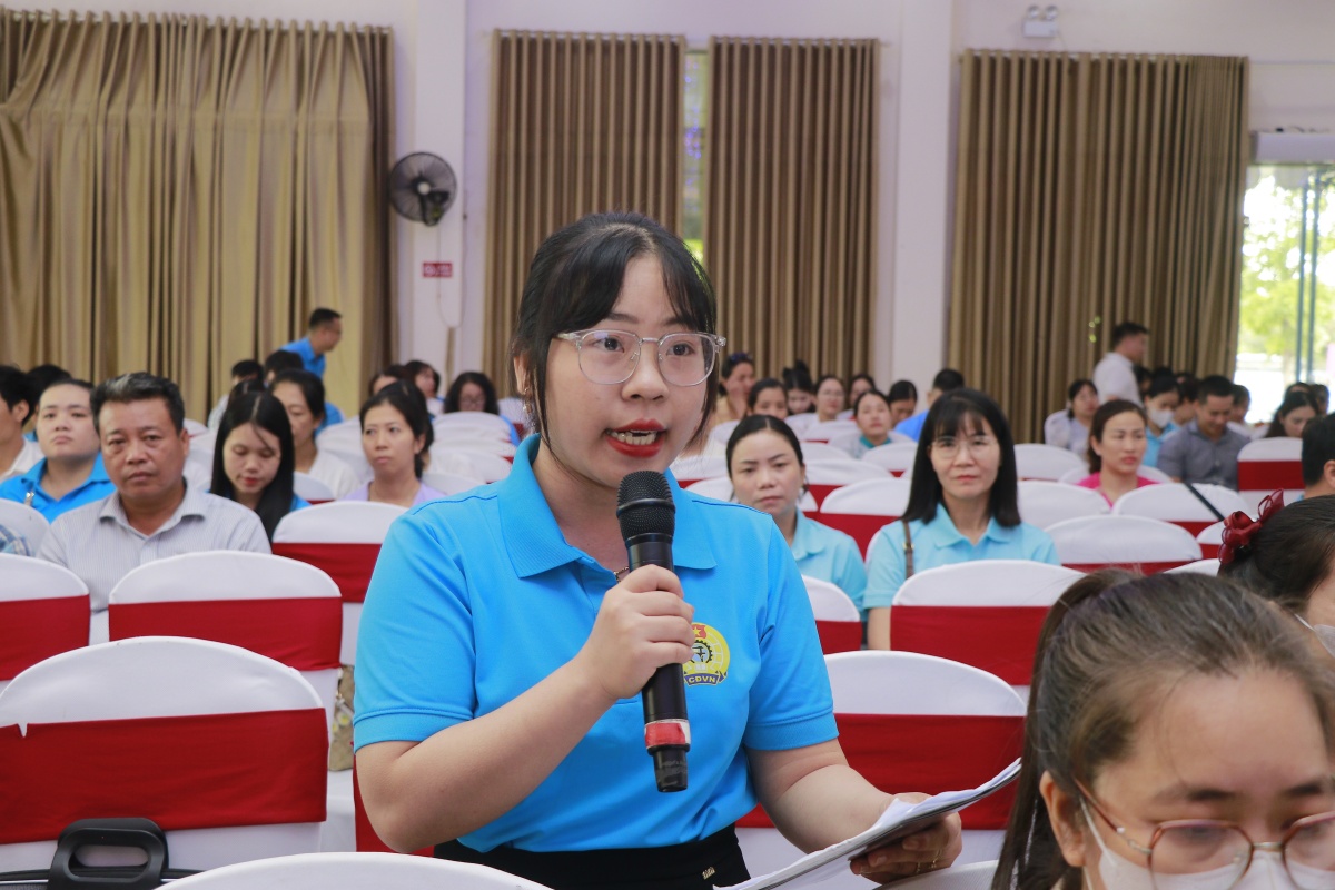 Công nhân đối thoại sôi nổi với lãnh đạo Thành phố Huế