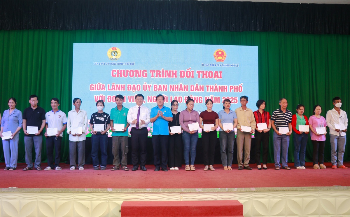 Công nhân đối thoại sôi nổi với lãnh đạo Thành phố Huế