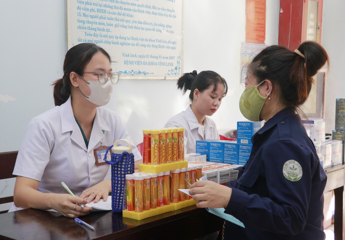 Một buổi khám bệnh, nhiều công nhân thở phào