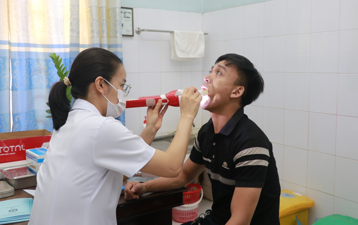 Một buổi khám bệnh, nhiều công nhân thở phào