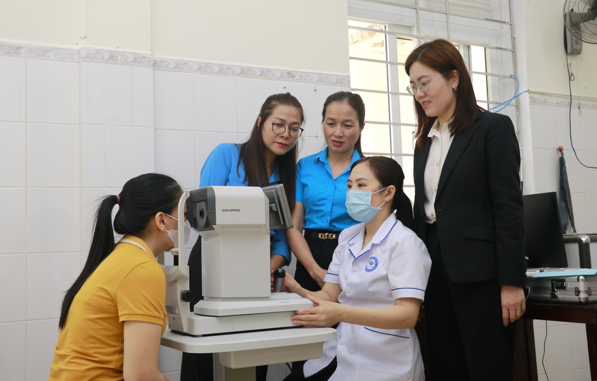 Một buổi khám bệnh, nhiều công nhân thở phào