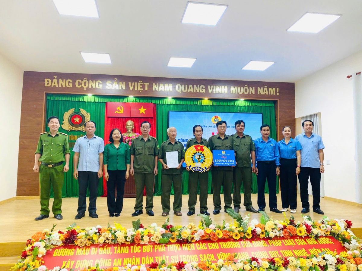 “Phủ xanh công đoàn” ở ngoài khu vực Nhà nước “Phủ xanh công đoàn” ở ngoài khu vực Nhà nước