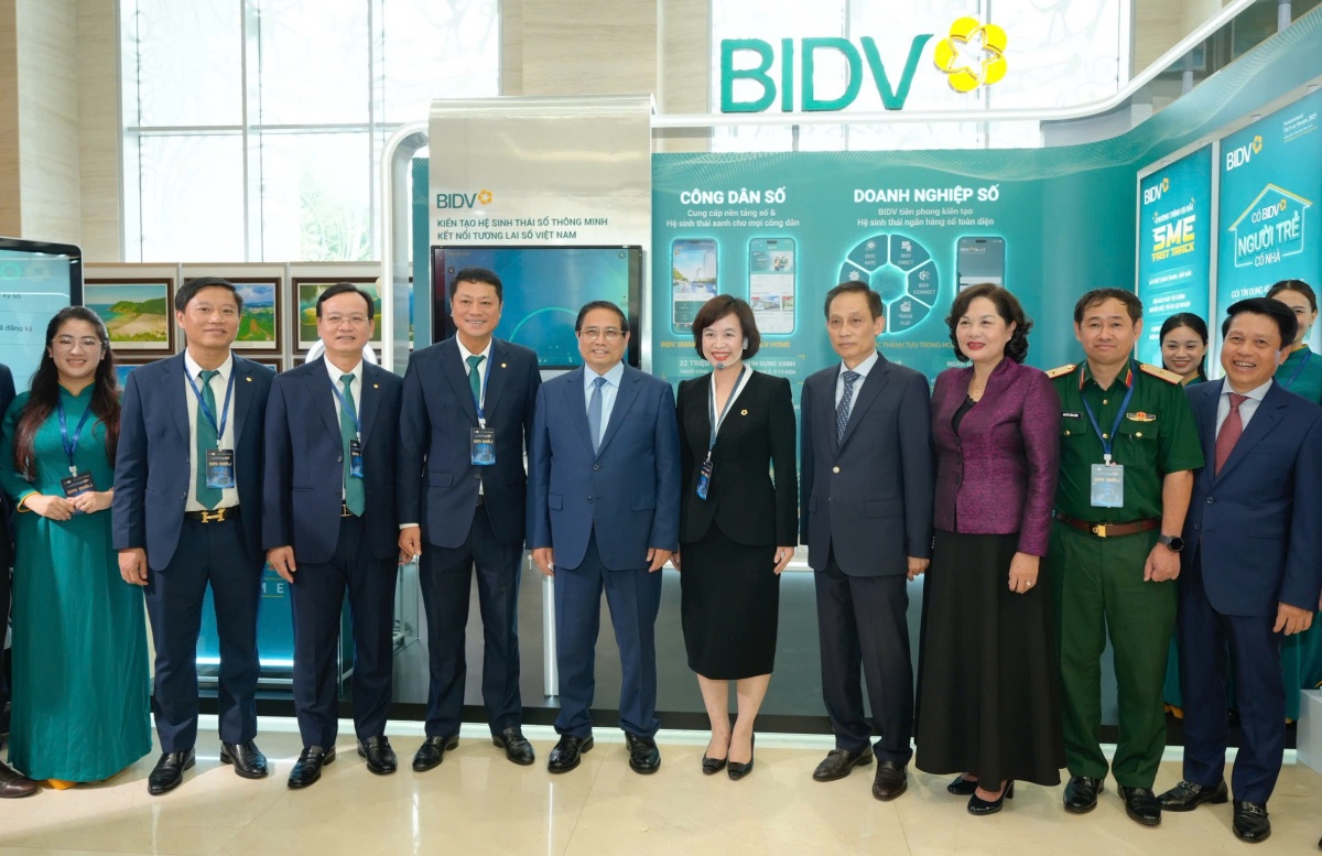 Thủ tướng Chính phủ Phạm Minh Chính Chánh Văn phòng Trung ương Đảng Lê Hoài Trung Thống đốc NHNN Nguyễn Thị Hồng và các đại biểu đến tham quan gian triển lãm của B Thủ tướng Chính phủ Phạm Minh Chính Chánh Văn phòng Trung ương Đảng Lê Hoài Trung Thống đốc NHNN Nguyễn Thị Hồng và các đại biểu đến tham quan gian triển lãm của B