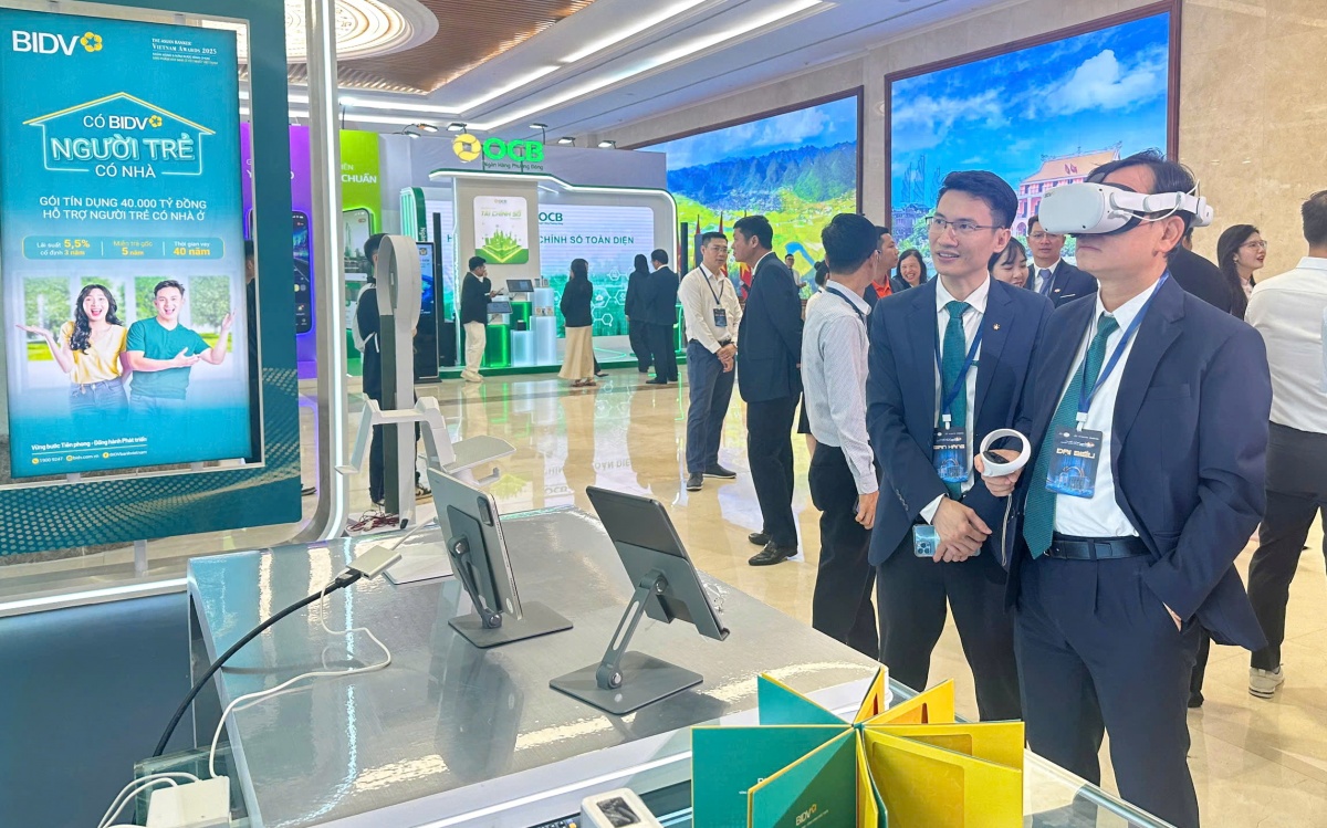 Đại biểu tham quan trải nghiệm sản phẩm số của BIDV qua mô hình thực tế ảo Đại biểu tham quan trải nghiệm sản phẩm số của BIDV qua mô hình thực tế ảo