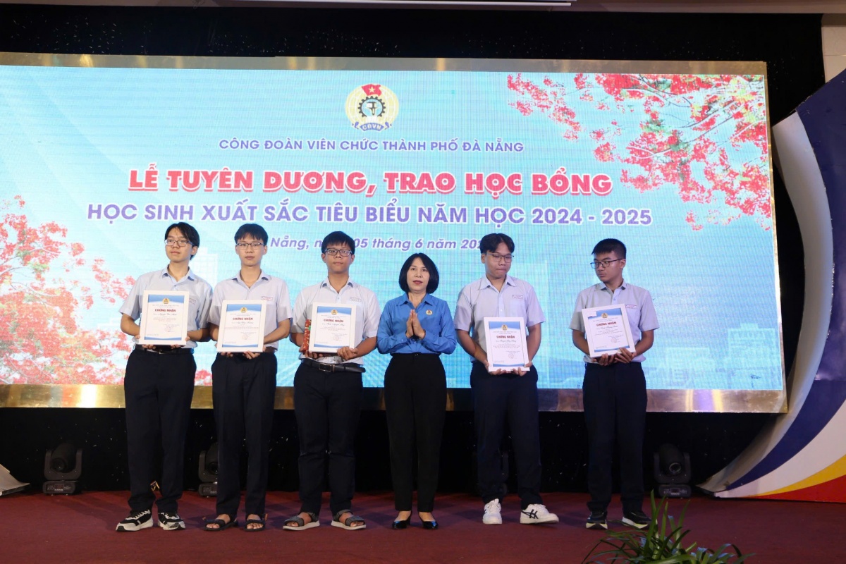 Công đoàn Đà Nẵng khen thưởng con đoàn viên có thành tích xuất sắc trong học tập Đà Nẵng: Công đoàn khen thưởng con người lao động có thành tích xuất sắc trong học tập