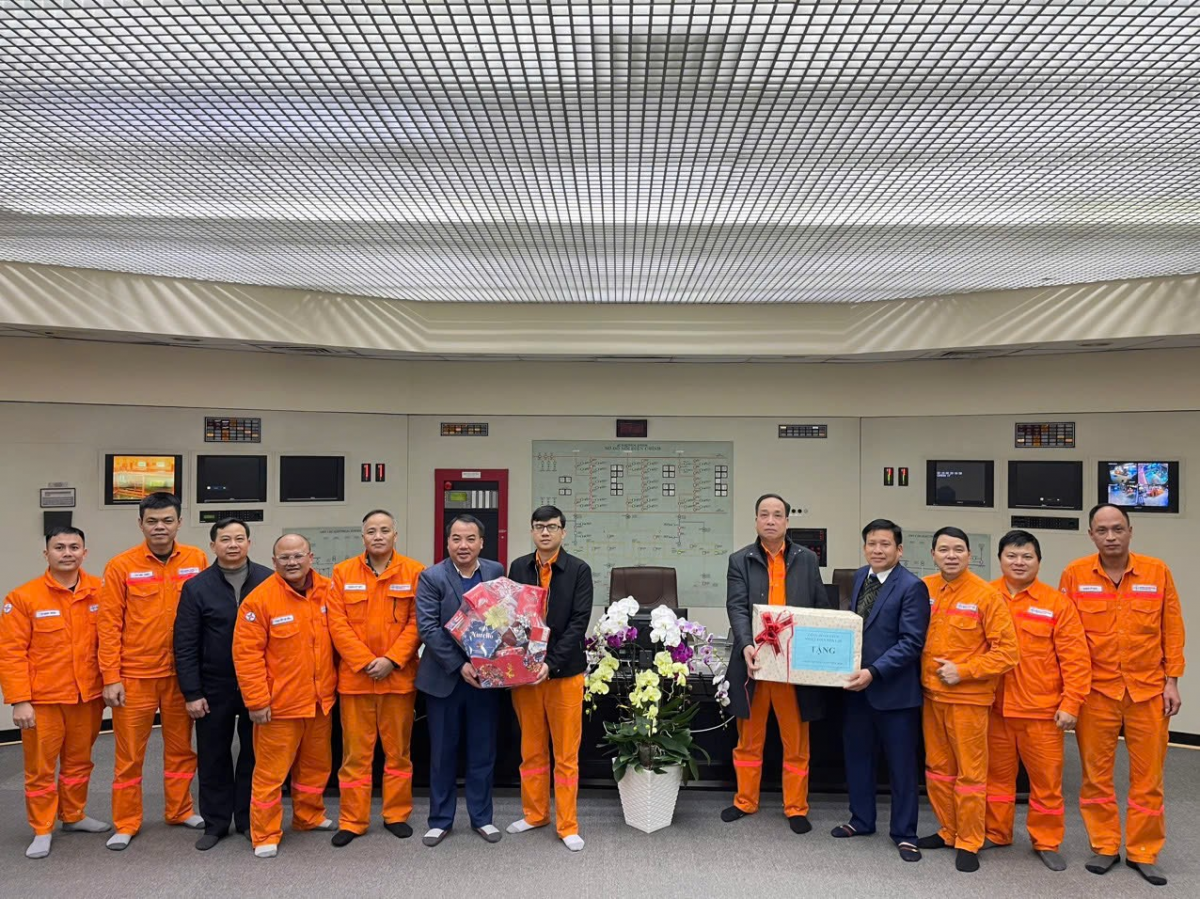 Vòng tay công đoàn trong tâm bão