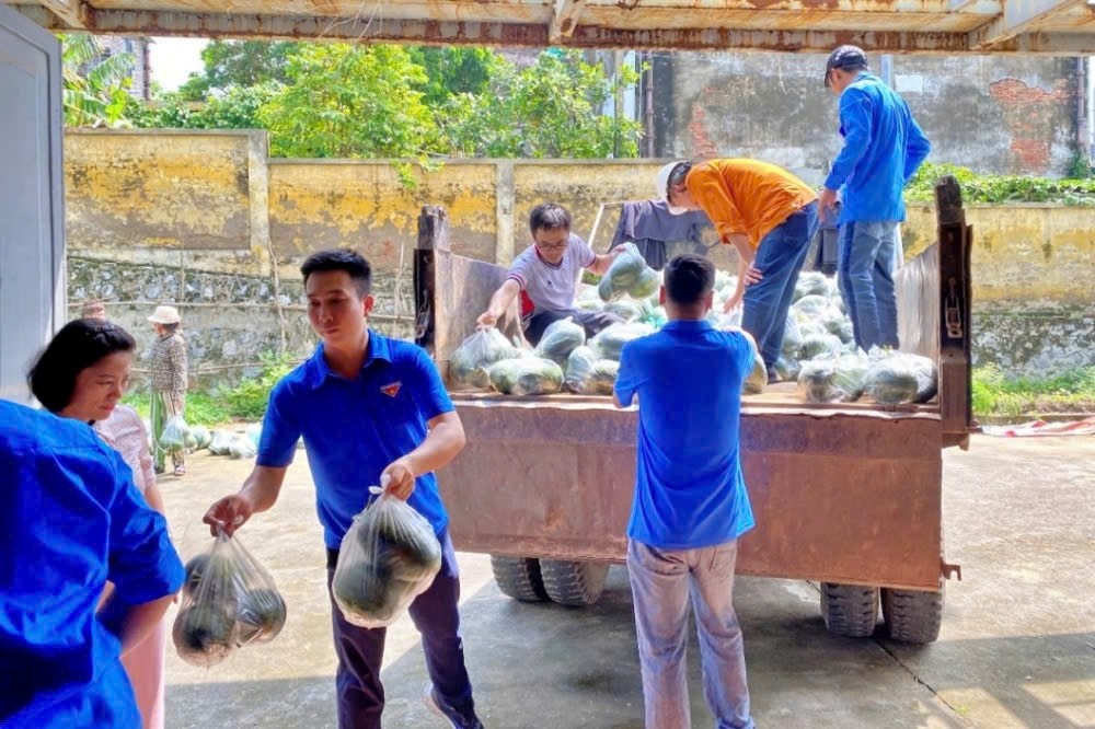 Vòng tay công đoàn trong tâm bão