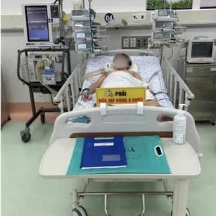 Bé trai 13 tuổi ngộ độc khí Styrene trên ô tô