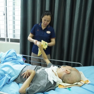 Người phụ nữ “cõng cả bầu trời”