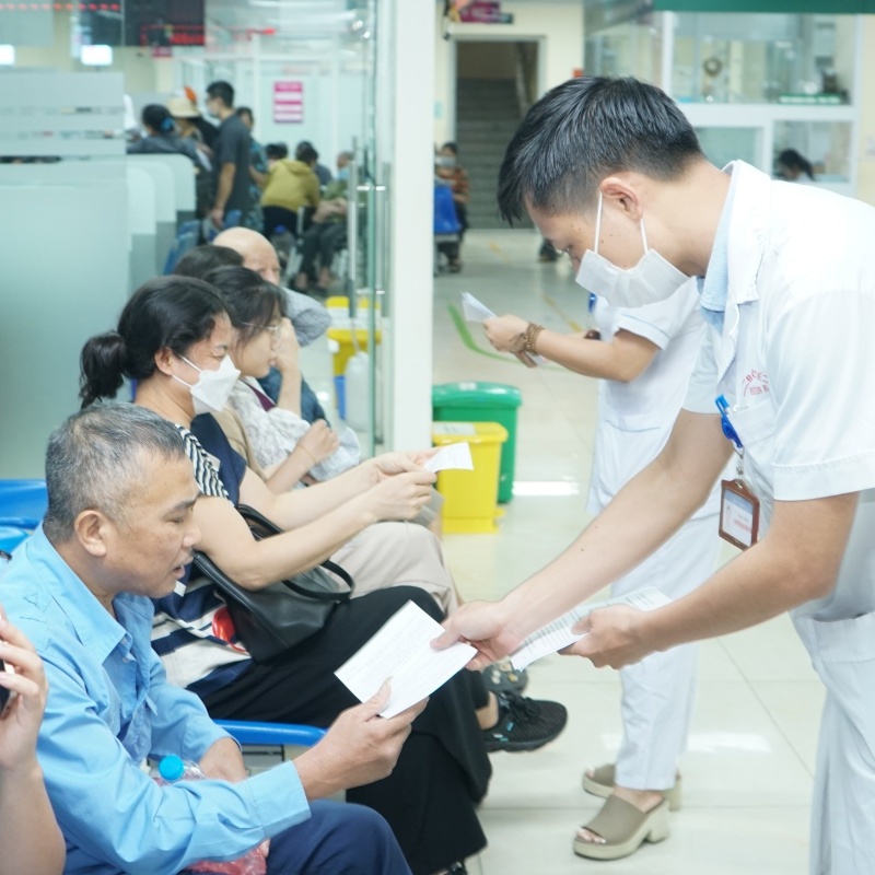 Xây dựng môi trường làm việc không khói thuốc cho nhân viên y tế và người bệnh