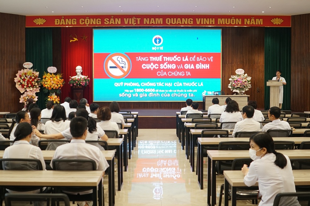 Xây dựng môi trường làm việc không khói thuốc cho nhân viên y tế và người bệnh