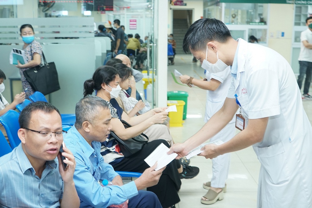 Xây dựng môi trường làm việc không khói thuốc cho nhân viên y tế và người bệnh