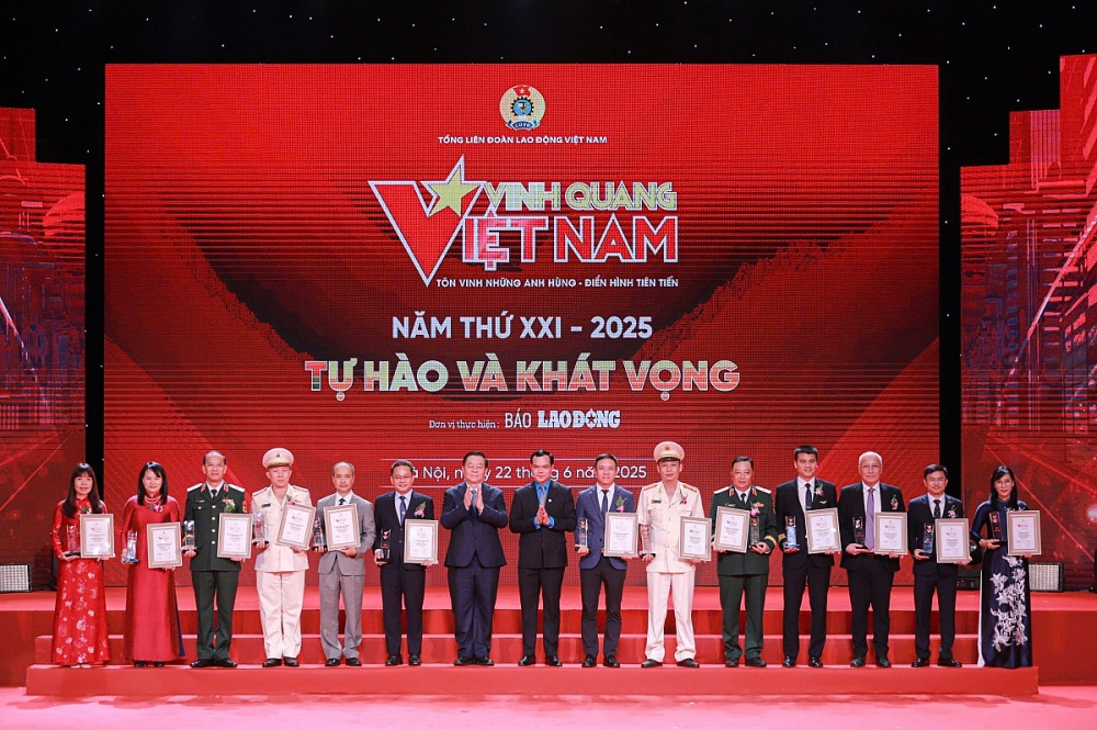 Vinh quang Việt Nam 2025: Thắp lửa tinh thần vươn mình trong kỷ nguyên mới của dân tộc Vinh quang Việt Nam 2025: Thắp lửa tinh thần vươn mình trong kỷ nguyên mới của dân tộc